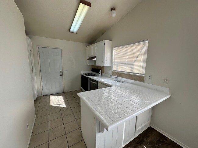 Building Photo - Cute 2-Bedroom Home for Rent with Large Ba...