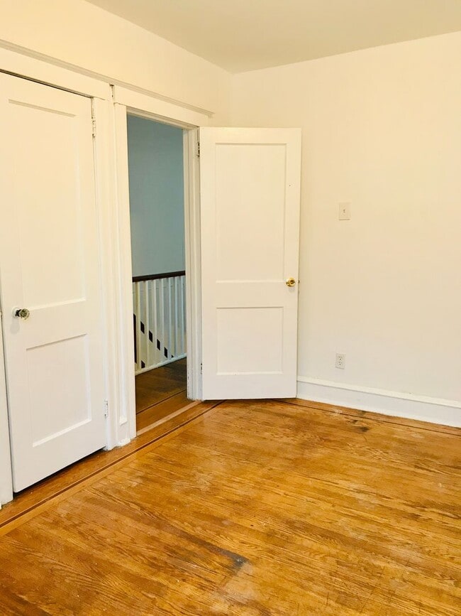 Building Photo - Gorgeous 3-Bedroom Townhome in Lawncrest! Available NOW!