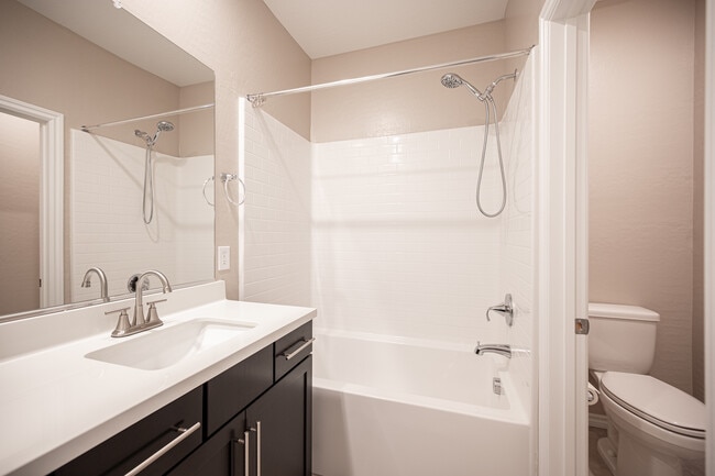 Building Photo - 600 N Carriage Hill Dr