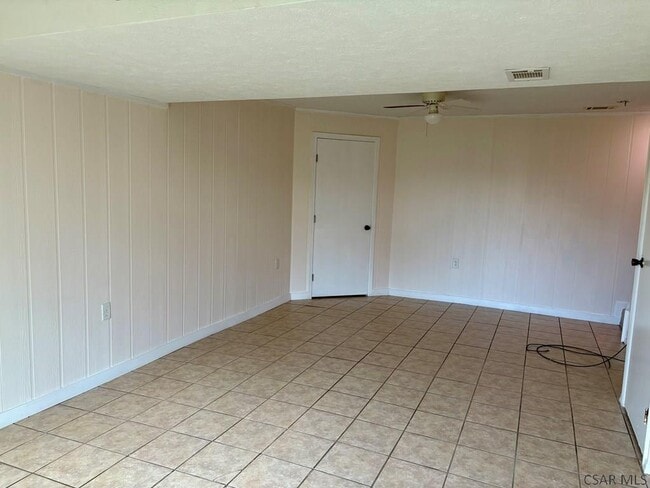 Building Photo - 427 Devon Dr