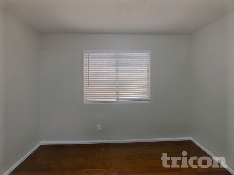 Building Photo - 42028 W Sunland Dr