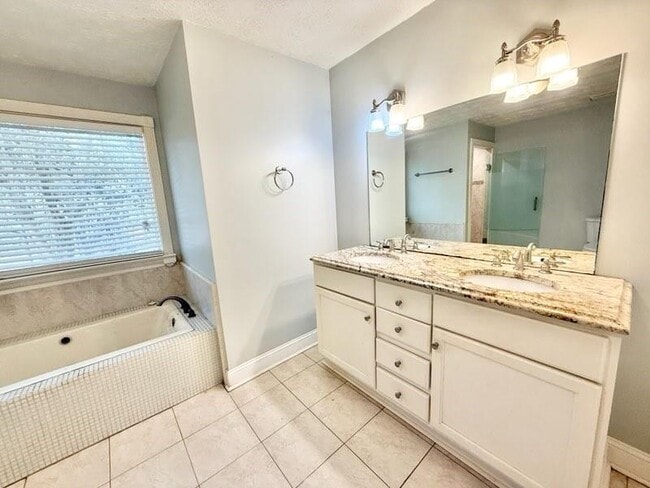 Building Photo - 2076 Azalea Cir