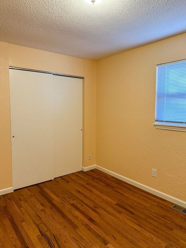 Building Photo - Cozy 2-Bedroom Home with Hardwood Floors N...
