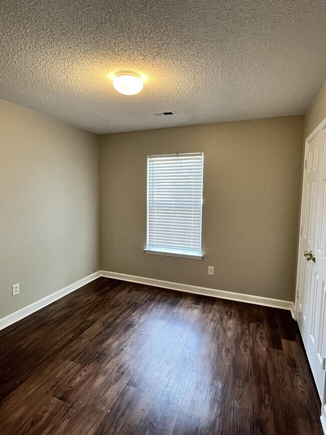 Building Photo - 325 Kingville Dr