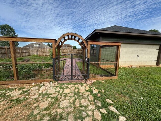 Building Photo - Fenced yard, great location
