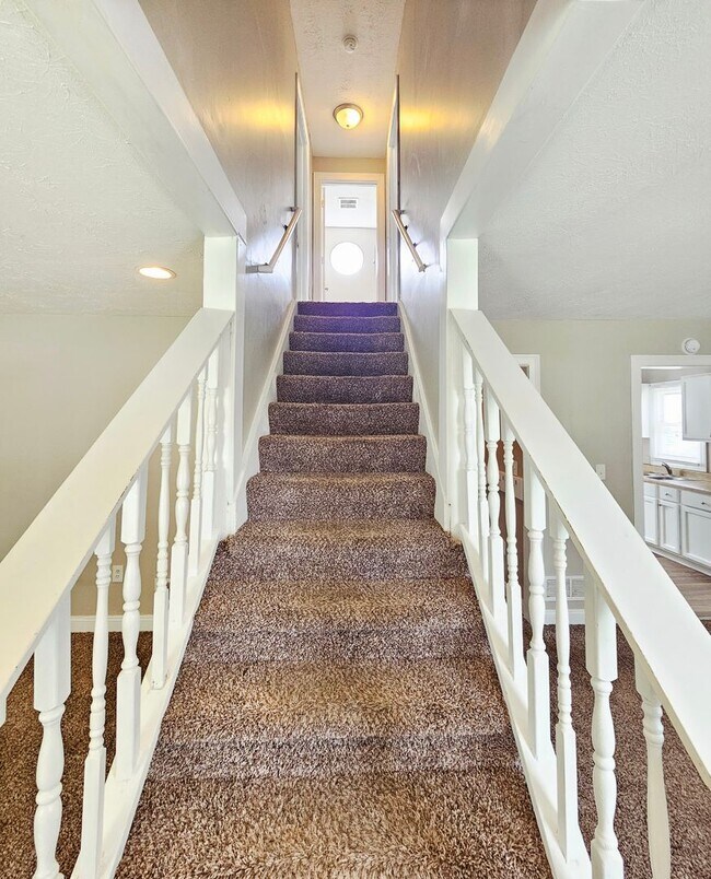 Building Photo - Available Now! 3 Bedroom Home with Central Air