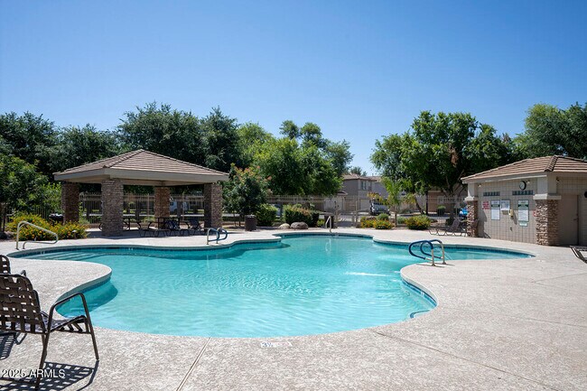 Building Photo - 1552 S Roadrunner Dr