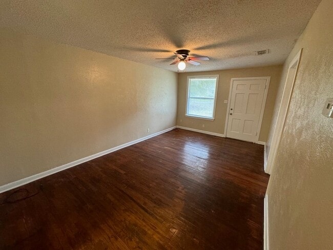 Building Photo - 435 Larry Dr