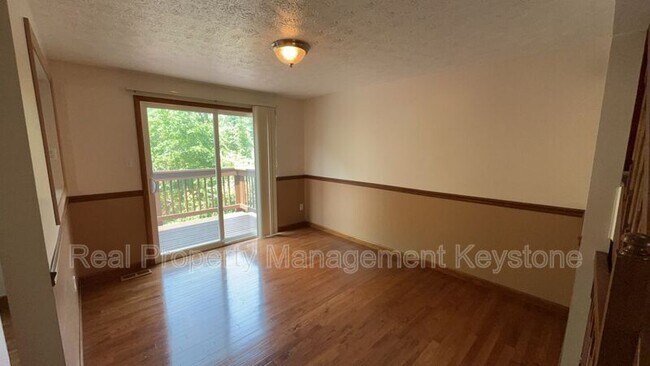 Building Photo - 176 Russets Cir