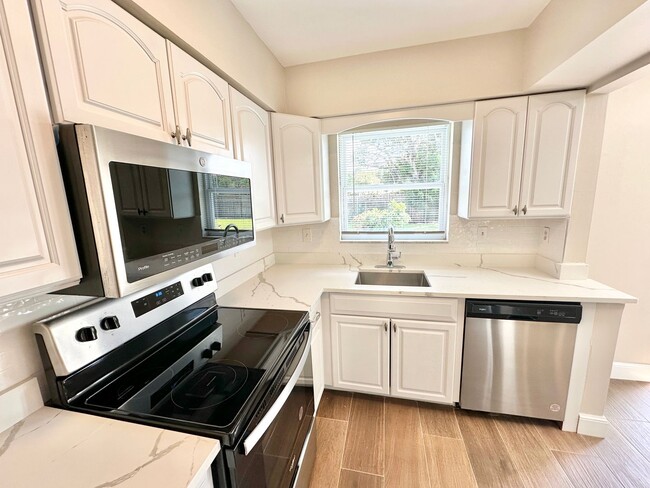 Building Photo - ** CENTRAL NAPLES **4 BED / 2 BATH ** POOL**PETS OK**ANNUAL RENTAL**