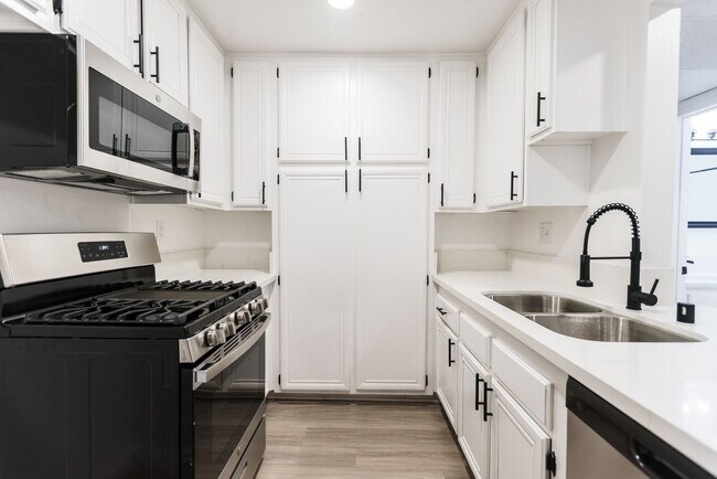 Interior Photo - 315 South Virgil Ave