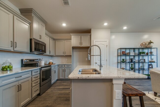 Building Photo - 112 Brighton Ln