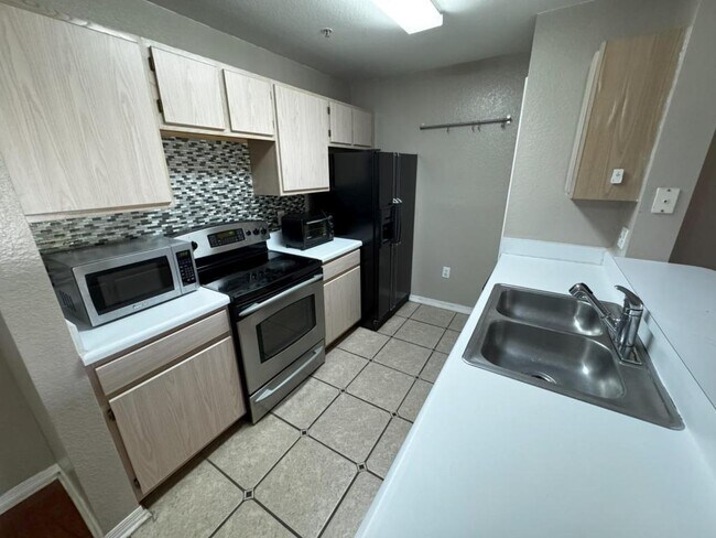 Building Photo - 5455 Vineland Rd