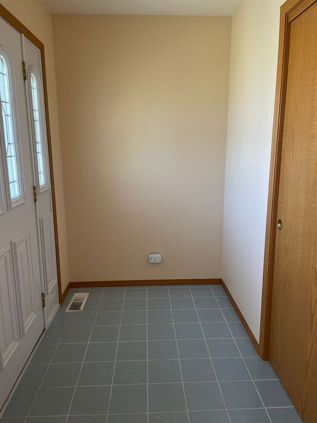 Building Photo - Well Maintained Duplex In The Heart of Qui...
