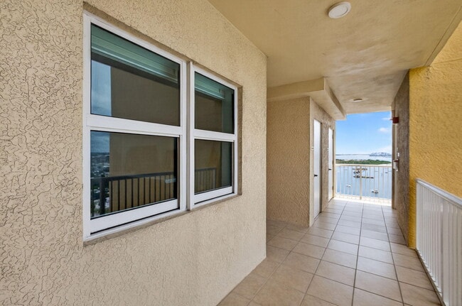 Building Photo - 2640 Lake Shore Dr