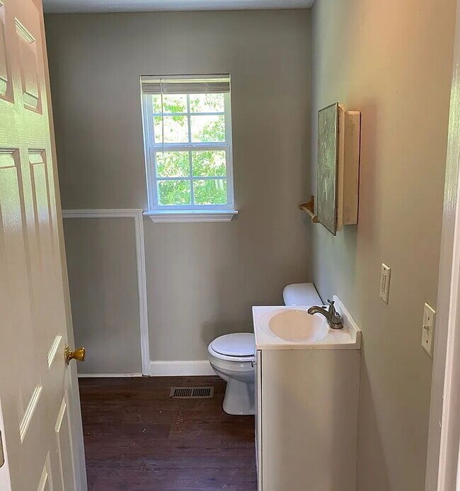 Building Photo - "Charming 3-Bed Home with Spacious Layout in Chattanooga!"