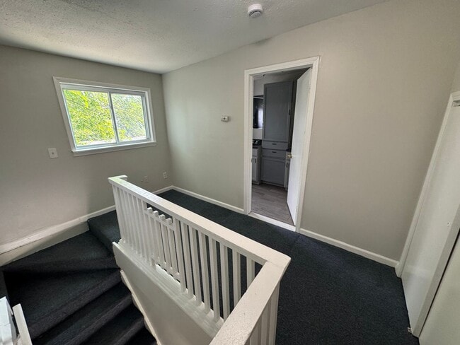 Building Photo - Gorgeous 3 bed 2 bath Eastpointe bungalow ...