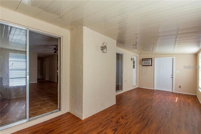 Building Photo - 1021 Breeze Dr