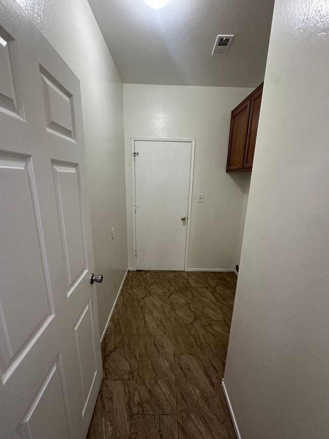 Building Photo - Charming 4-Bedroom Rental in Bakersfield, CA