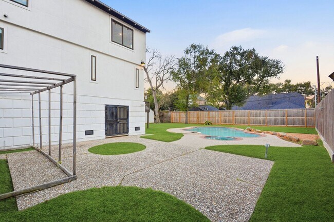 Building Photo - Beautiful Houston Home Featuring a Private Pool