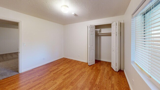 Building Photo - Freshly Updated Gem in Desirable East Side Sandy