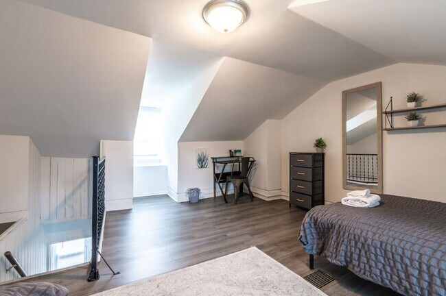 Building Photo - Renovated 3BR in South Side Flats | 100 Walk Score | In-Unit Laundry