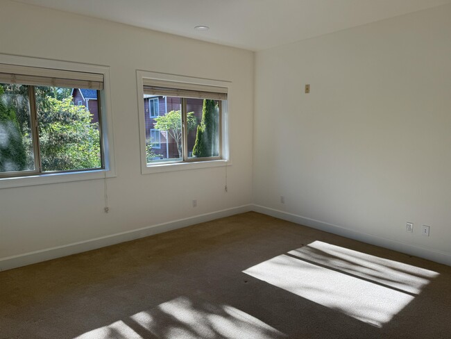 Building Photo - 360 Knechtel Way NE