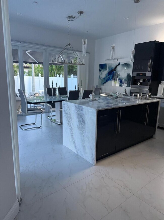 Building Photo - 830 Bailey St