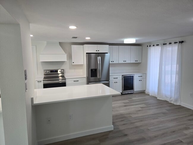 Building Photo - 3442 Fairview Dr