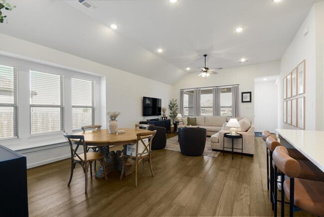 Building Photo - 524 Calmo Ct