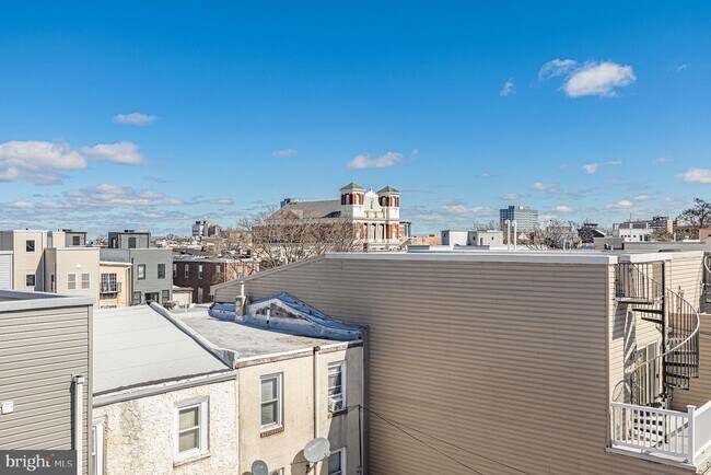 Building Photo - 1935 W George St