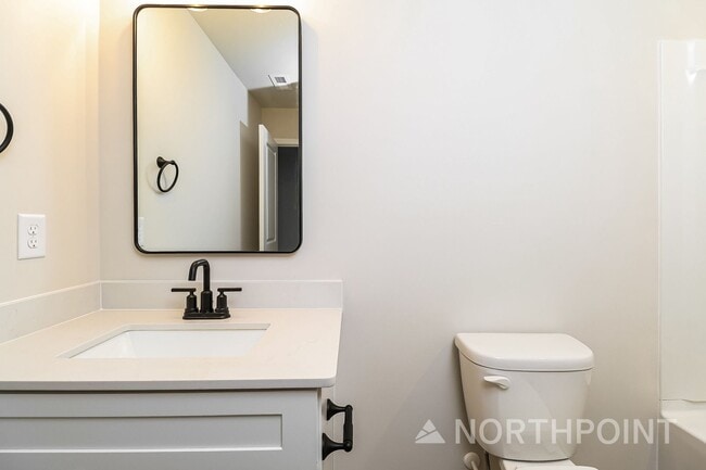 Building Photo - Beautiful 3BR 3.5BA Townhome w/ Full Appliance Kitchen Garage Parking in University
