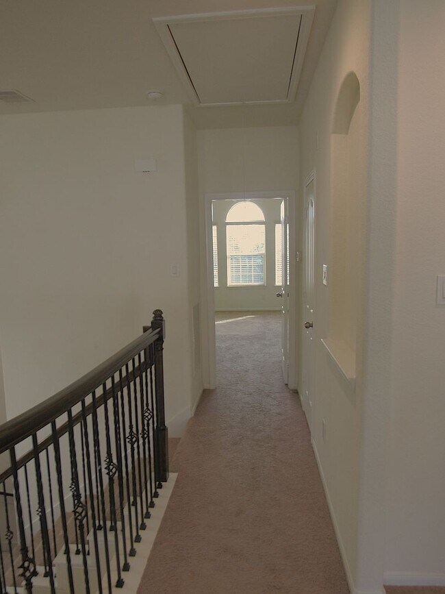 Building Photo - Conveniently located townhome in gated com...