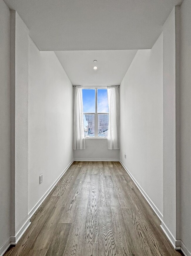 Building Photo - Modern 2BD/2BA Condo in North Park W/ High...