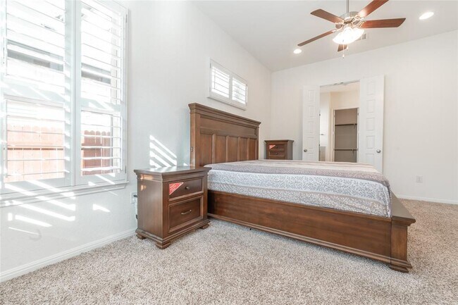 Building Photo - 2913 Zelma Dr