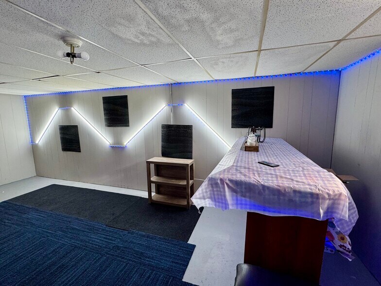 Partially finished basement - 8900-8916 W Howard Ave