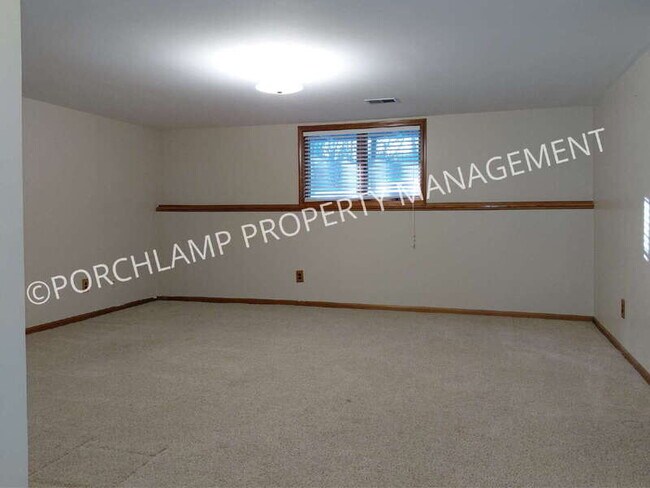 Building Photo - 587 Maryland Ave NE