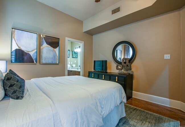 Building Photo - 612 Center St