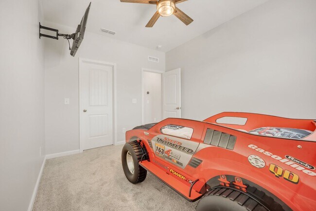 Building Photo - Spacious 5-Bedroom Home with Modern Upgrad...