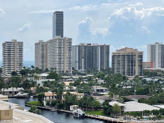 Building Photo - 401 Golden Isles Dr