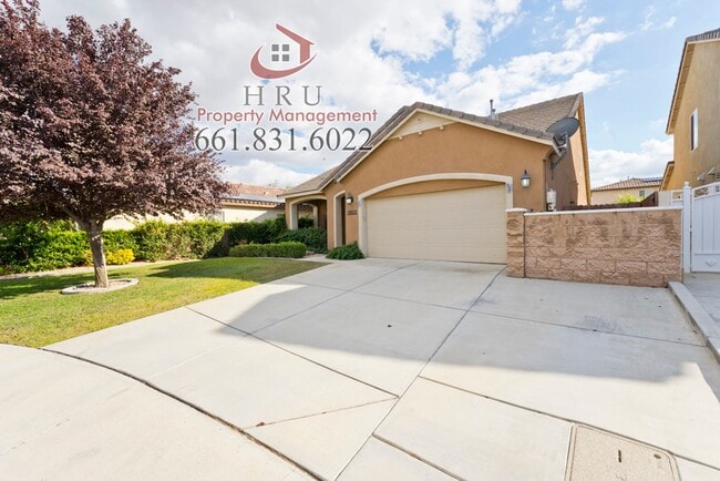 Building Photo - Stunning 4-bedroom, 3-bathroom home