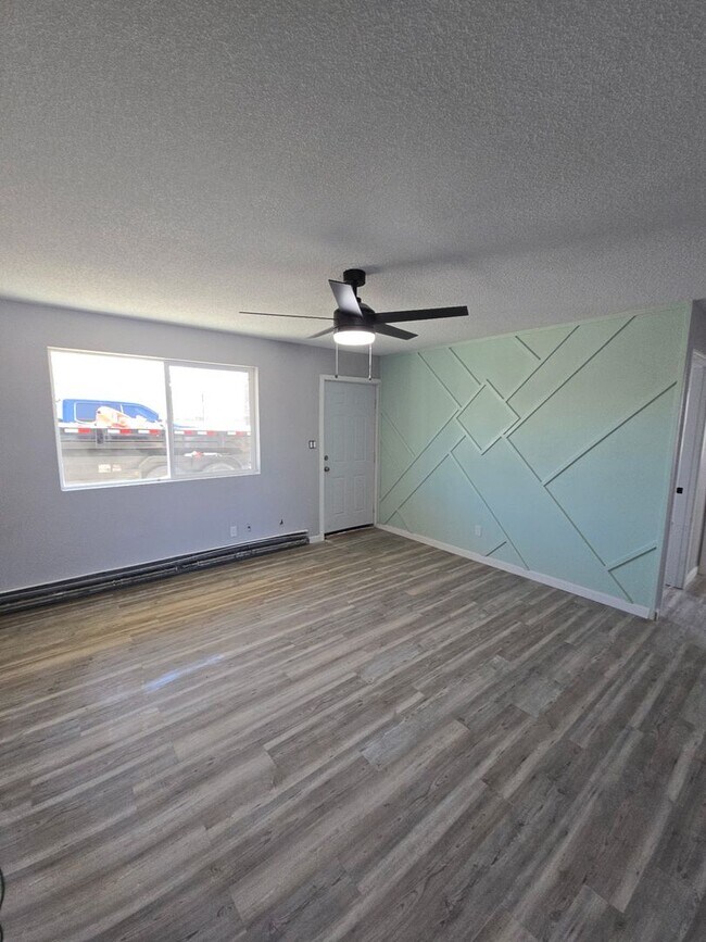 Building Photo - 2 Bed 1 Bath Apartment