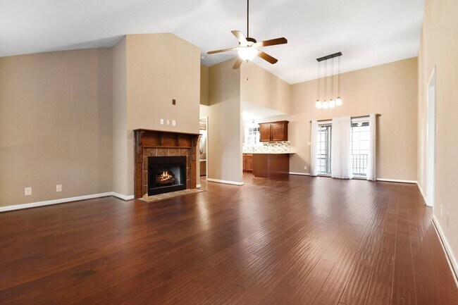 Building Photo - Pet Friendly Three Bedroom!