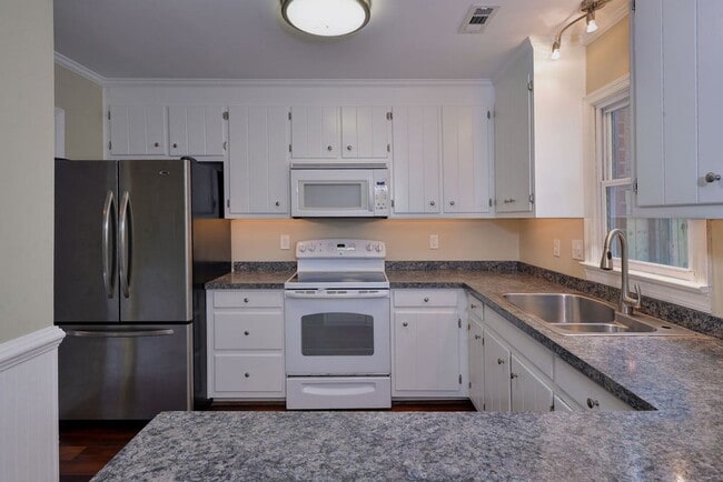 Building Photo - Spacious End-Unit Townhome