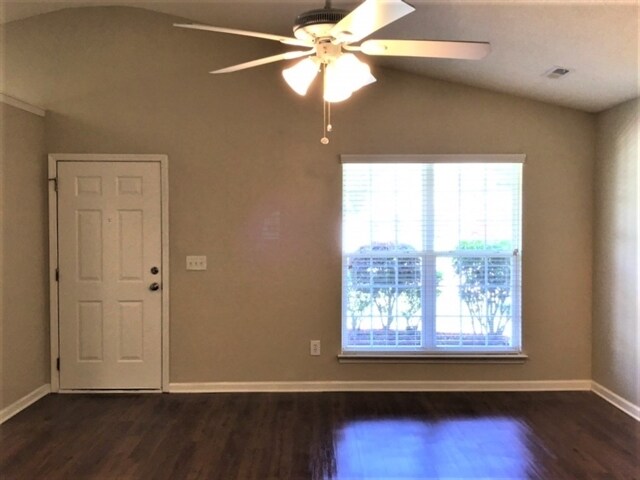 Building Photo - 113 Trickle Dr