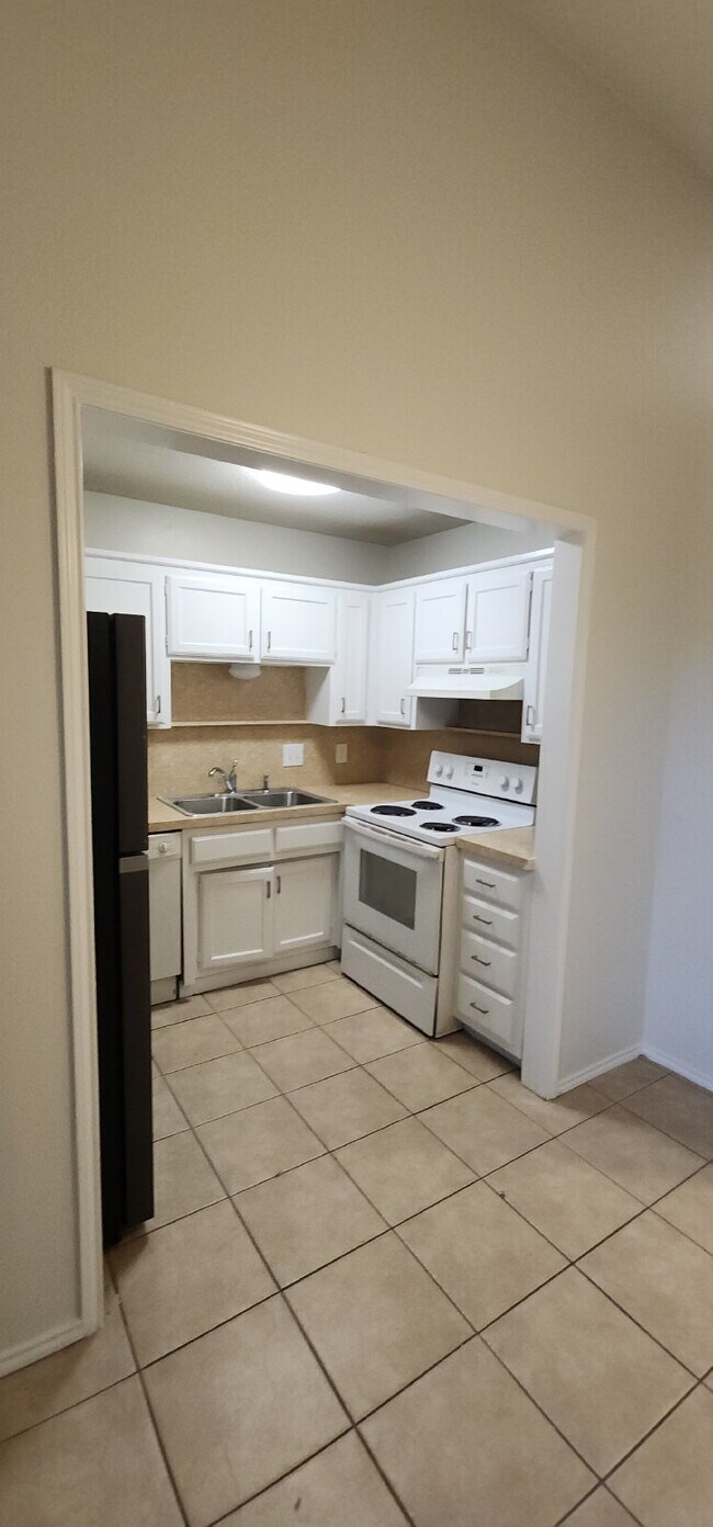 Building Photo - Now Leasing Charming 2 bedroom Townhome with garage & fenced backyard.  – 9110 White Settlement R...