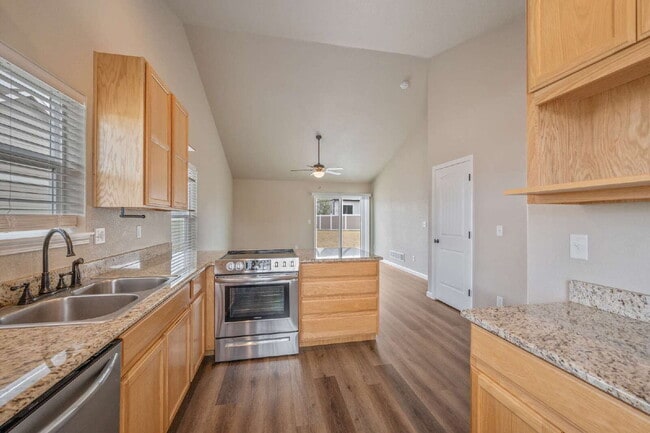 Building Photo - Like New Single Family Home!