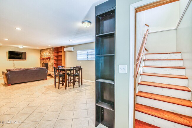 Building Photo - 1701 Elm St