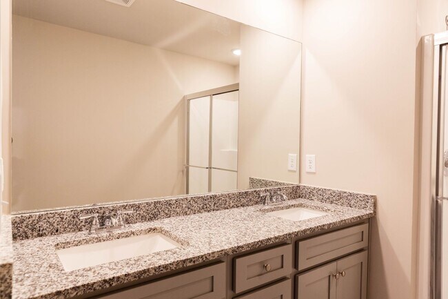 Building Photo - 4 Bed 2.5 Bath home in Gainesville! Retrea...