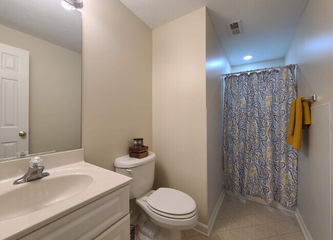 Building Photo - Beautifully Updated 4 BR, 2.5 BA Townhome